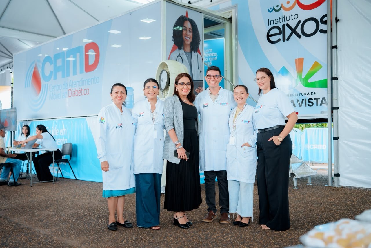 Equipe do CAMD Brasil em frente à unidade de atendimento