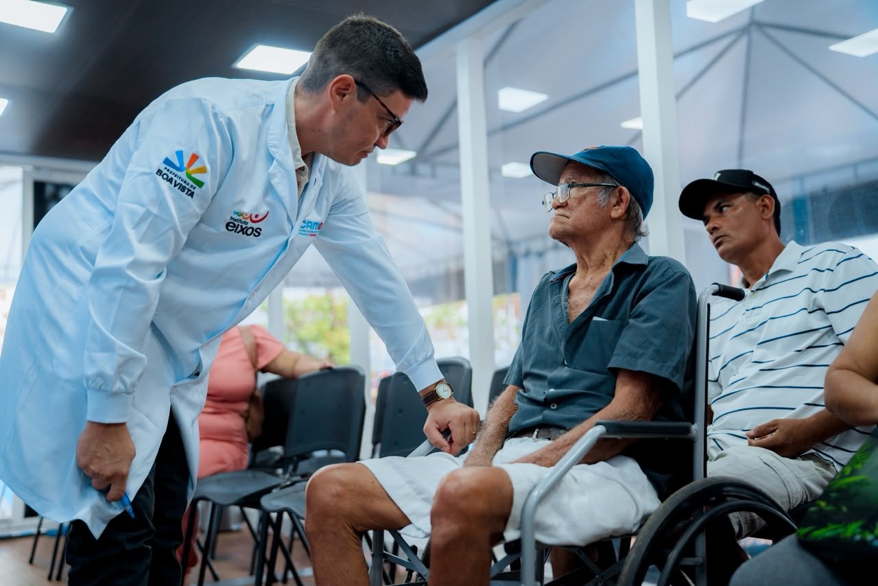 Profissional do CAMD atendendo um paciente na unidade móvel